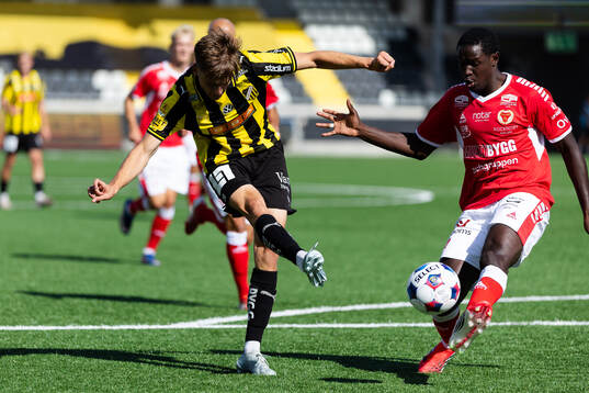 Häckens Adrian Svanbäck och Kalmars Aboubacar Keita