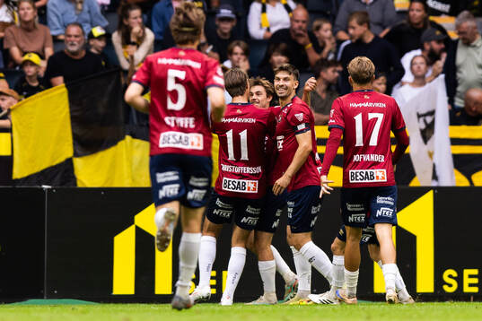 Spelare ur Örgryte jublar