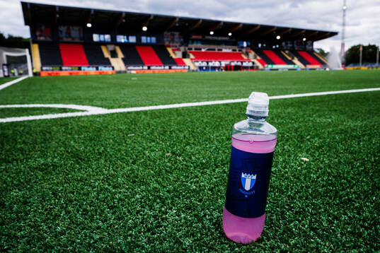 En vattenflaska med Malmö FFs klubbmärke