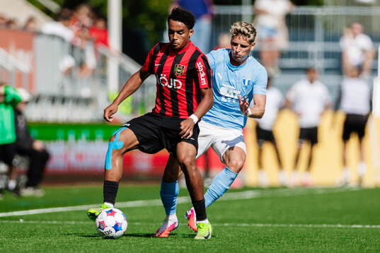 Brommapojkarnas Sion Oppong och Malmö FFs Jens Stryger