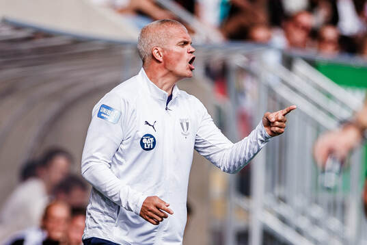 Malmö FFs tränare Gaute Helstrup reagerar
