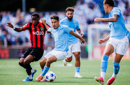 Brommapojkarnas Obilor Denzel Okeke och Malmö FFs Adrian