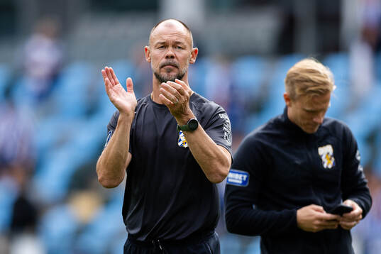 IFK Göteborgs tränare Joachim Björklund tackar publiken