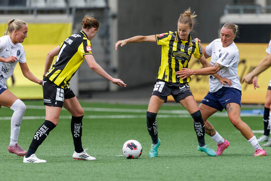 Häckens Aivi Luik och Eskilstuna United DFFs Linnea