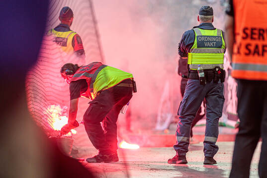 Västerås supportrar med pyroteknik