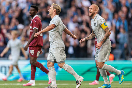 Djurgårdens Hampus Finndell och Adam Ståhl jublar