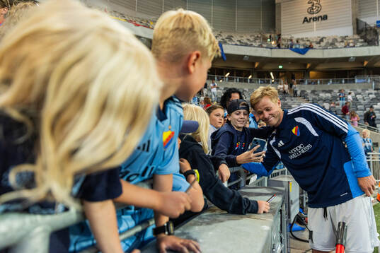 Djurgårdens Bo Hegland med supportrar