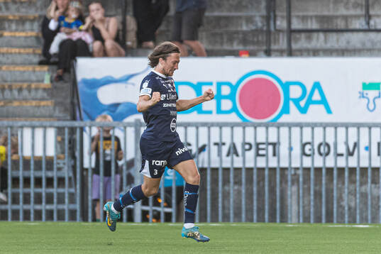 IFK Värnamos Axel Björnström jublar