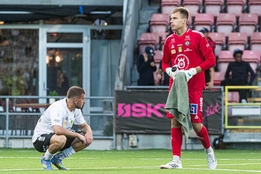 Örebros Giuseppe Bovalina och målvakt Jakub Ojrzynski