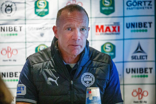 IFK Värnamos tränare Kim Bergstrand på presskonferensen