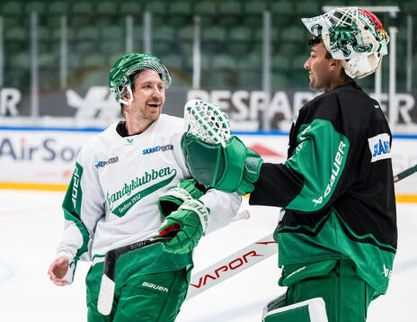 Linus Sandin och målvakt Arvid Holm