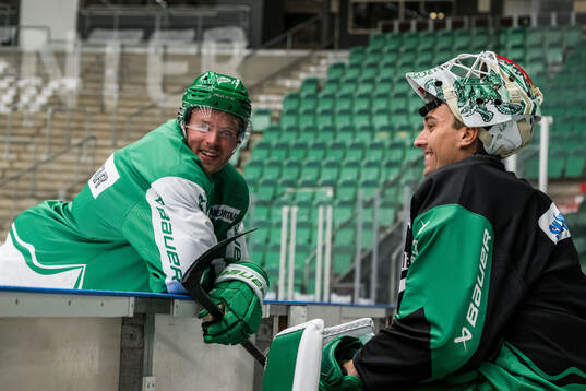 Filip Johansson och målvakt Arvid Holm