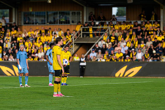 Elliot Stroud of Mjällby waiting for penalty shot