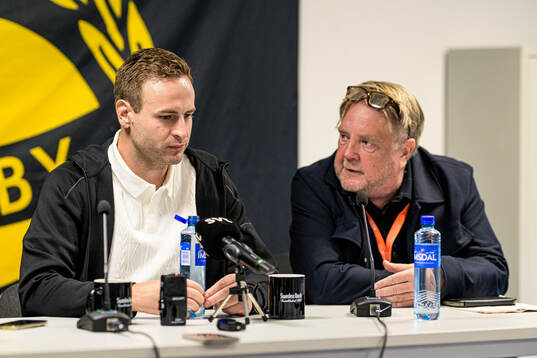 Coach Karl Marius Aksum of Mjällby with a translator at