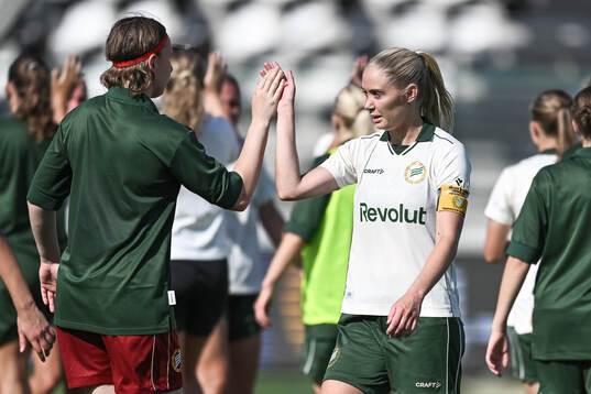 Alice Carlsson of Hammarby  celebrates