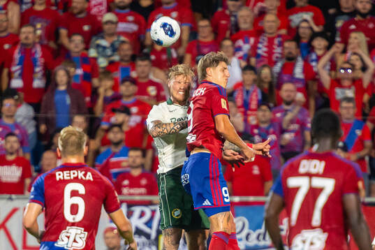 Victor Eriksson of Hammarby and Patryk Makuch of Rakow