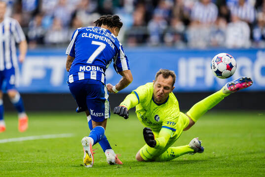 Sebastian Clemmensen of IFK Göteborg and Davy Roef of Gent