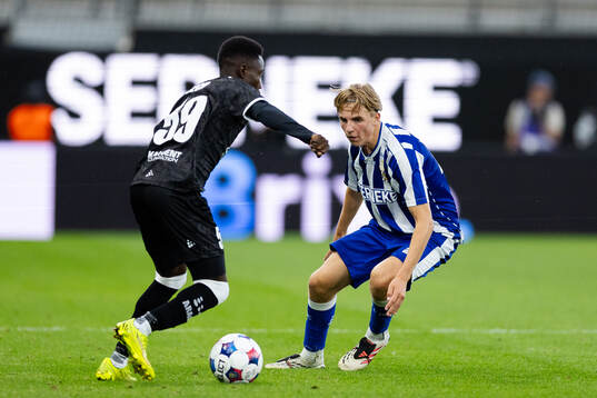 El Hadji Seck of Gent and Oliver Månsson of IFK Göteborg