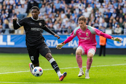 Josué Vergara of Gent and goalkeeper Viktor Andersson of