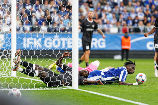 Ibrahima Cissé of Gent and Rockson Yeboah of IFK Göteborg