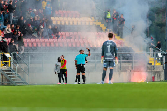 Domare Rinon Hasani Tar av lagen från plan