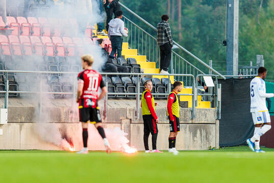 Pyroteknik kastas in mot Östersunds spelare