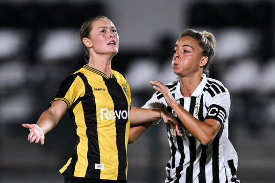 Svea Rehnberg of Hammarby and Martina Rosucci of Juventus