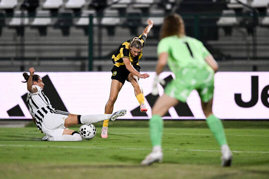 Martina Lenzini of Juventus and Anna Walter of Hammarby