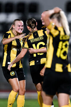 Players of Hammarby celebrate 0-1 by Svea Rehnberg