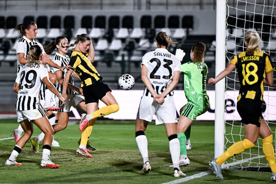 Svea Rehnberg of Hammarby scores 0-1