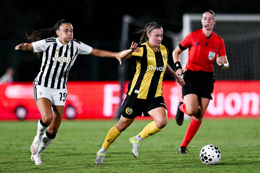 Annamaria Serturini of Juventus and Vilma Koivisto of