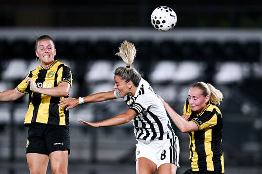 Emilie Bragstad of Hammarby and Martina Rosucci of Juventus