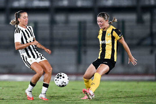 Tatiana Pinto of Juventus and Svea Rehnberg of Hammarby