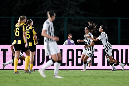 Alba Redondo of Juventus celebrates 1-1