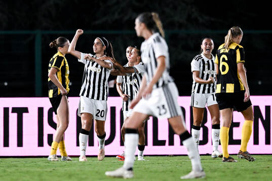Alba Redondo of Juventus celebrates 1-1