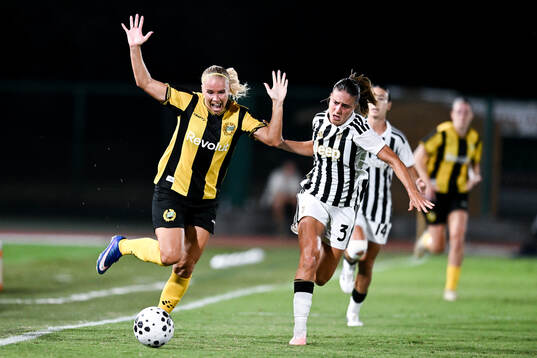 Stina Lennartsson of Hammarby and Estela Carbonell of