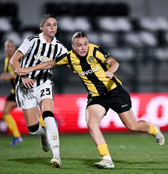 Cecilia Salvai of Juventus and Mari Nyhagen of Hammarby