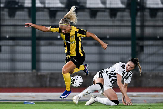 Stina Lennartsson of Hammarby and Cecilia Salvai of Juventus