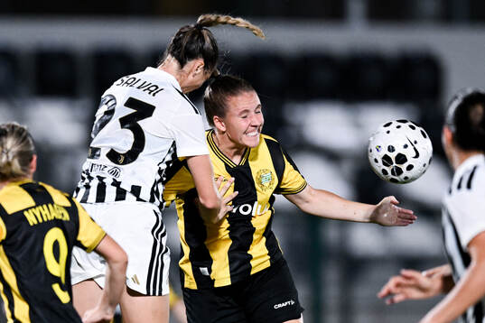 Emilie Bragstad of Hammarby and Cecilia Salvai of Juventus