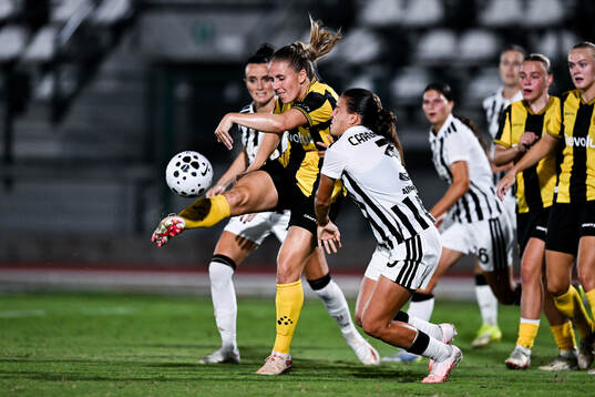 Gudrun Arnardottir of Hammarby and Estela Carbonell of