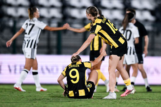 Mari Nyhagen and Svea Rehnberg of Hammarby  looks dejected
