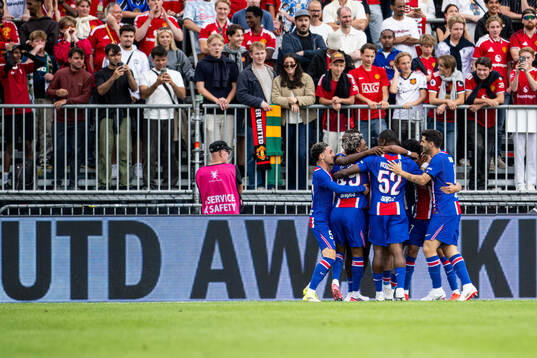 Players of Paris Saint-Germains celebrates