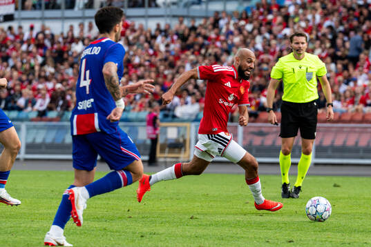 Noussair Mazraoui of Manchester Uniteds