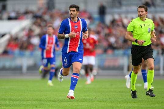 Paris Saint-Germains Beraldo and referee Joakim Sars