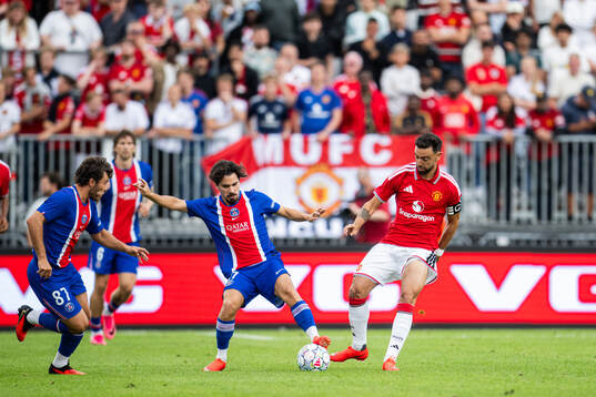 Vitinha of Paris Saint-Germain and Bruno Fernandes of