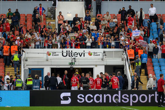 Manchester Uniteds players are leaving the pitch