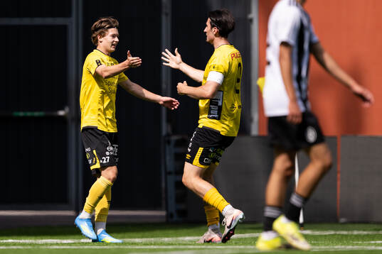 Elfsborgs Emil Backler jublar med Lendrit Neziri
