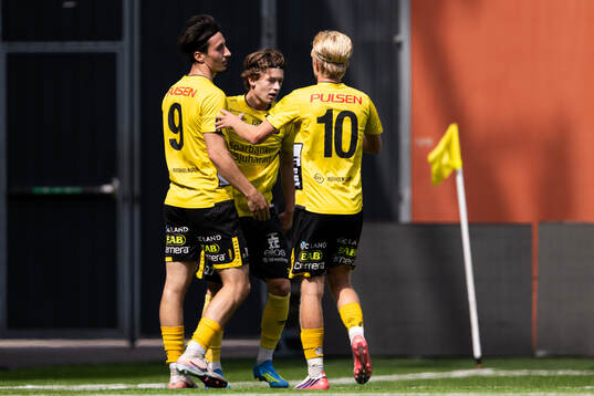 Elfsborgs Emil Backler jublar med Lendrit Neziri och Vilgot