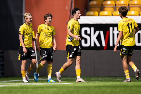 Elfsborgs Emil Backler jublet med Vilgot Röstlund och