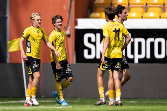 Elfsborgs Emil Backler jublar med Vilgot Röstlund,
